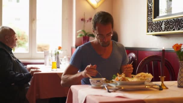 Hombre Joven Disfrutando Auténtica Comida Deliciosa Asiática Famosa Restaurante Asiático — Vídeo de stock