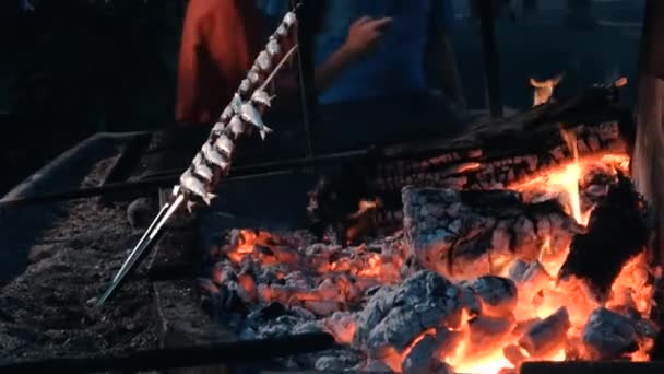 ビーチで火で調理するサルデーニャ 夏の夜 — ストック動画