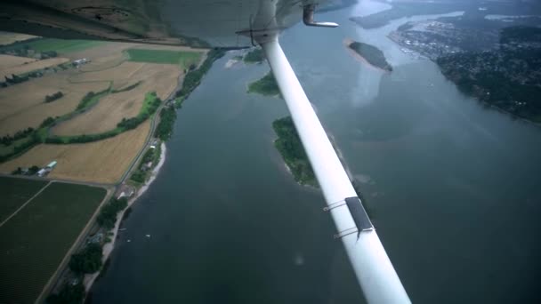 オレゴン州ポートランド近くのコロンビア川の上の小さな飛行機からの美しい航空写真 飛行機は穏やかな銀行のターンを実行している — ストック動画