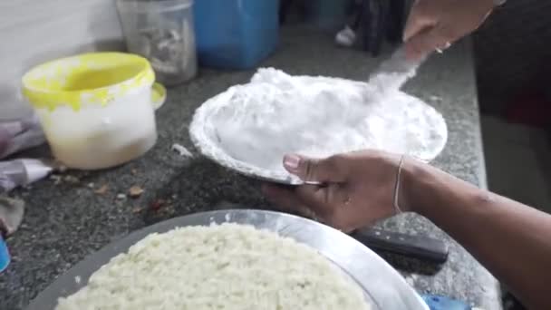 Kue Putih Yang Cepat Diaduk Dalam Mangkuk Besar Dengan Spatula — Stok Video