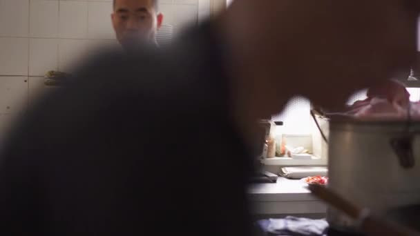 Широкий Угол Задний Снимок Азиатской Кухни Ресторана Двумя Поварами Мужчинами — стоковое видео