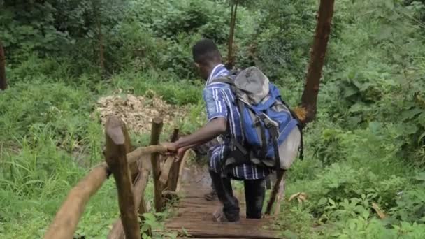 Dva Afričtí Muži Slézt Nebezpečném Dřevěném Žebříku Mokré Africké Bujné — Stock video