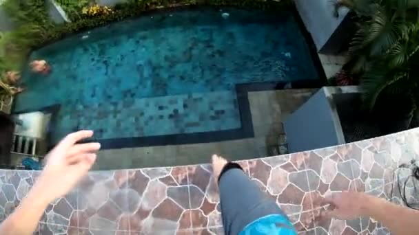 Pov Tiro Homem Pulando Telhado Sua Casa Uma Piscina Abaixo — Vídeo de Stock