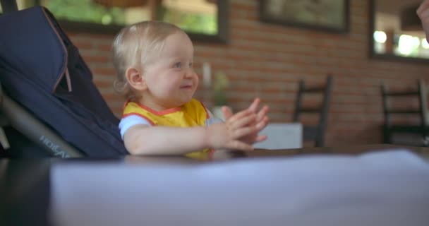 小女孩在吃婴儿食品 — 图库视频影像