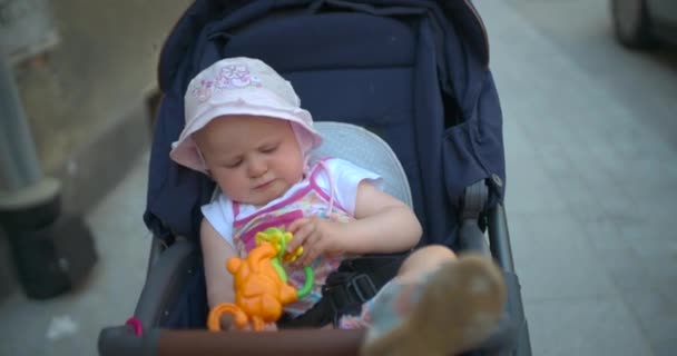 Babymeisje Kinderwagen Slow Motion — Stockvideo