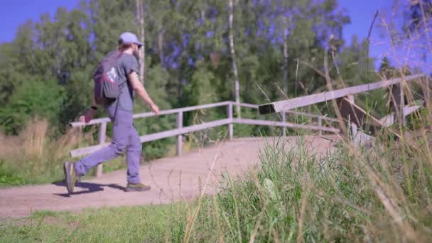 Een Persoon Loopt Een Houten Brug — Stockvideo