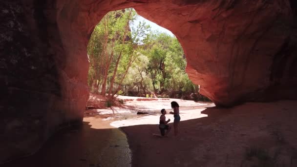 Man Proposes His Girlfriend Beautiful Red Rock Arch Southern Utah — Stock Video