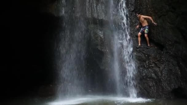 Filmagem Câmera Lenta Homem Fazendo Lançamento Frontal Penhasco Frente Uma — Vídeo de Stock