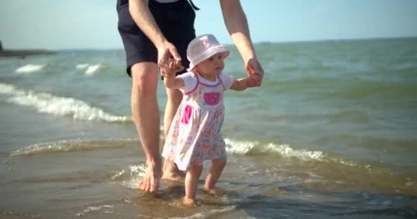 Papa Fille Relaxent Sur Plage — Video