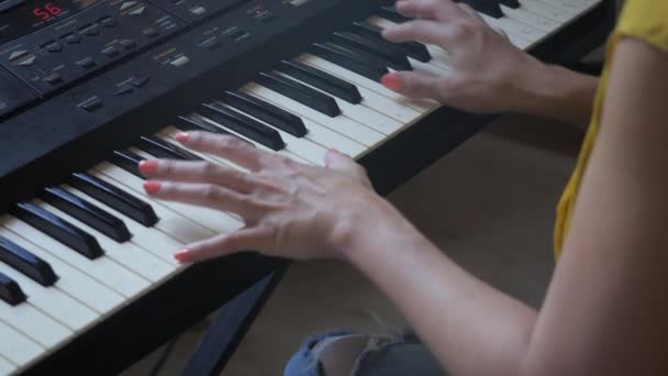 Ultra High Definition High Angle Shot Asian Girl Keyboard Přes — Stock video