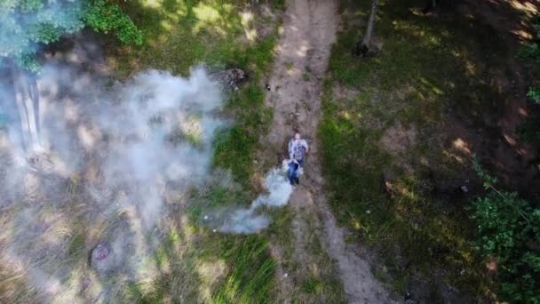 Uomo Con Una Bomba Fumogena Bianca Nella Foresta — Video Stock