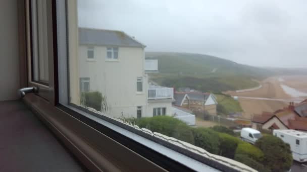スローモーションの背景に見えるビーチと窓の下に流れる雨 — ストック動画