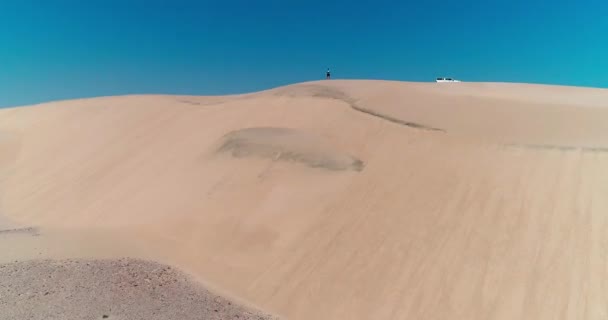 4K无人机 站在沙丘上俯瞰壮丽的纳米布沙漠沙丘的人 — 图库视频影像