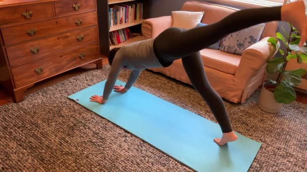 Evde Yoga Yapan Olgun Bir Kadın Yoga Yapıyor Yüksek Açı — Stok video