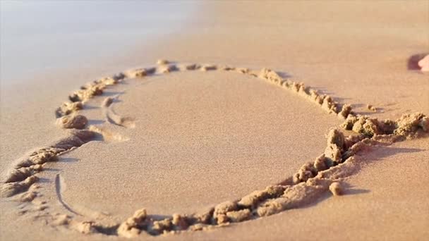 Καρδιά Τραβηγμένη Στην Άμμο Μιας Παραλίας Που Ξεβράζεται Από Κύματα — Αρχείο Βίντεο