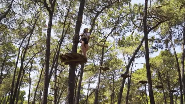 Adolescente Menina Pisando Footholds Obstáculos Árvore Alta Treetop Aventura Park — Vídeo de Stock