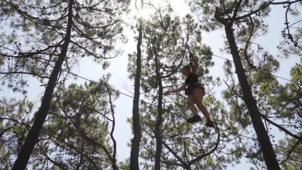 Adolescente Menina Equilibra Através Fio Alto Sobre Plataforma Corda Árvore — Vídeo de Stock