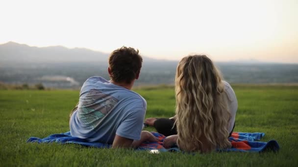 Shot Novio Lindo Novia Acostado Una Manta Tener Picnic Hierba — Vídeo de stock