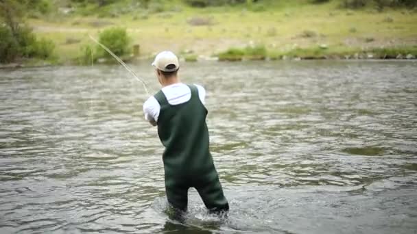 Slow Motion Colpo Pescatore Maschio Caucasico Gettando Suo Gancio Mentre — Video Stock