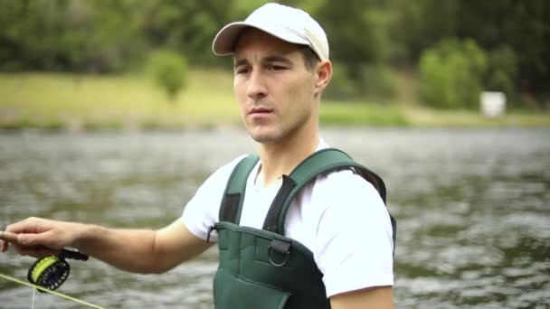 Slow Motion Tiro Pescador Caucasiano Masculino Lançando Seu Gancho Enquanto — Vídeo de Stock