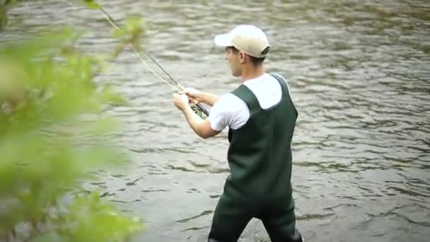 Slow Motion Shot Kaukaskiego Wędkarza Zarzuca Haczyk Podczas Wędkowania Stoi — Wideo stockowe