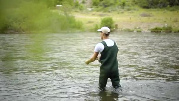 Slow Motion Colpo Pescatore Maschio Caucasico Gettando Suo Gancio Mentre — Video Stock