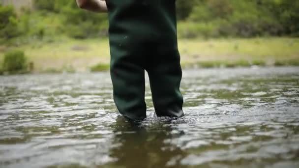 Slow Motion Tiro Pescador Caucasiano Sexo Masculino Preparando Seu Gancho — Vídeo de Stock