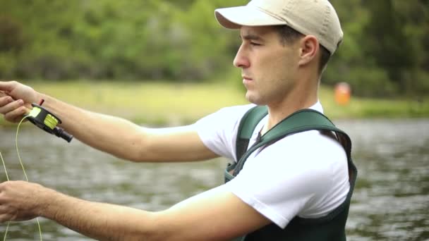 Slow Motion Shot Białego Człowieka Rzucającego Haczyk Podczas Fly Fishing — Wideo stockowe