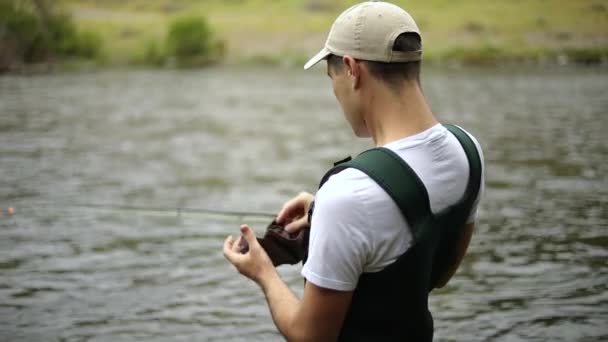 Αργή Κίνηση Πυροβολισμός Ενός Αρσενικού Ψαρά Που Φοράει Βάτες Προετοιμάζει — Αρχείο Βίντεο