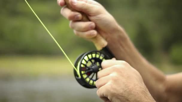 Strzał Męskiego Rybaka Noszącego Brodawki Podczas Fly Fishing Zwija Się — Wideo stockowe