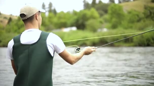 Aufnahme Eines Kaukasischen Männlichen Fischers Der Beim Fliegenfischen Seine Angel — Stockvideo