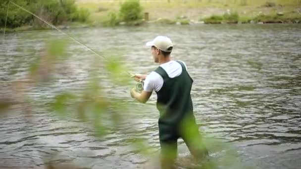 Slow Motion Tiro Pescador Caucasiano Masculino Lançando Seu Gancho Enquanto — Vídeo de Stock
