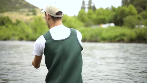 Slow Motion Tiro Pescador Caucasiano Masculino Lançando Seu Gancho Enquanto — Vídeo de Stock