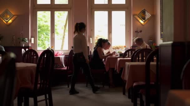 Vista Interior Del Restaurante Asiático Camarera Revisando Las Personas Mesa — Vídeo de stock