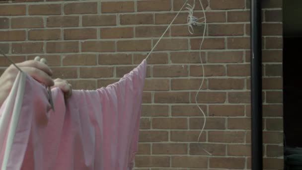 Женщина Вешает Одежду Бельевую Веревку Деревянными Колышками — стоковое видео