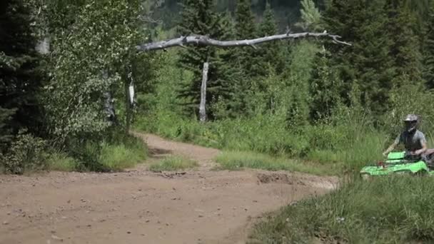 Bir Atv Sürücüsünün Küçük Bir Atlayışta Avlusunu Sürerken Biraz Hava — Stok video