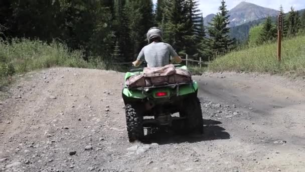 Tiro Piloto Atv Dirigindo Seu Quadriciclo Caminho Terra Nas Montanhas — Vídeo de Stock
