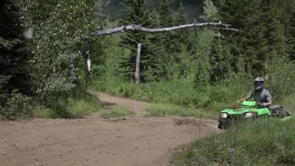 Tiro Piloto Dirigindo Seu Atv Fora Salto Pegar Pouco — Vídeo de Stock