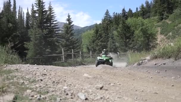 Tiro Piloto Atv Dirigindo Seu Quadriciclo Muito Rápido Virar Uma — Vídeo de Stock