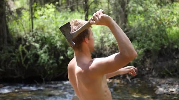 Zeitlupenaufnahme Eines Hemdlosen Mannes Der Sein Geschick Beim Axtwerfen Übt — Stockvideo