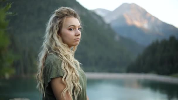 Slow Motion Shot Szczęśliwej Pięknej Blondynki Widokiem Wspaniałą Scenę Górach — Wideo stockowe