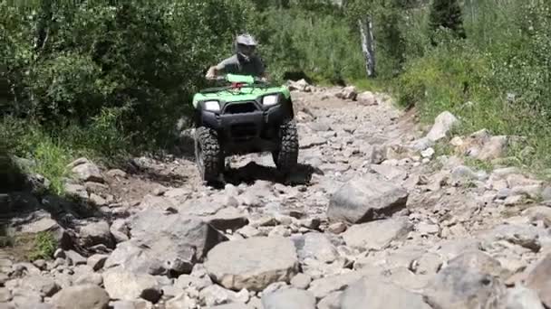 Filmagem Câmera Lenta Piloto Atv Dirigindo Seu Quadriciclo Por Caminho — Vídeo de Stock