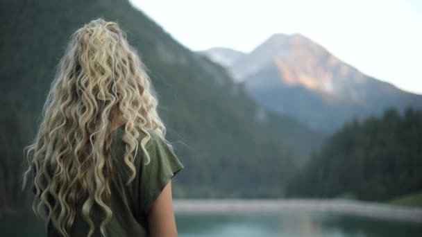 Slow Motion Shot Szczęśliwej Pięknej Blondynki Widokiem Wspaniałą Scenę Górach — Wideo stockowe