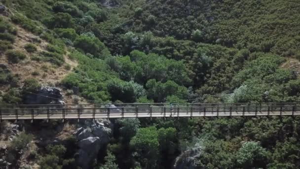 Дрони Shot Активною Людиною Біжить Підвісному Мосту Вулиці Ведмежий Каньйон — стокове відео