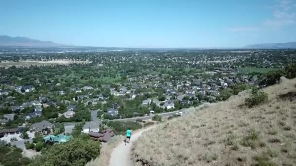 Drone Shot Siguiendo Hombre Activo Corriendo Los Senderos Montaña Aire — Vídeo de stock