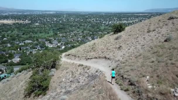 Drone Shot Volgt Een Actieve Man Outdoor Bergpaden Boven Draper — Stockvideo