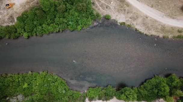 Abbassamento Drone Colpito Sopra Uomo Pesca Mosca Nel Fiume Provo — Video Stock
