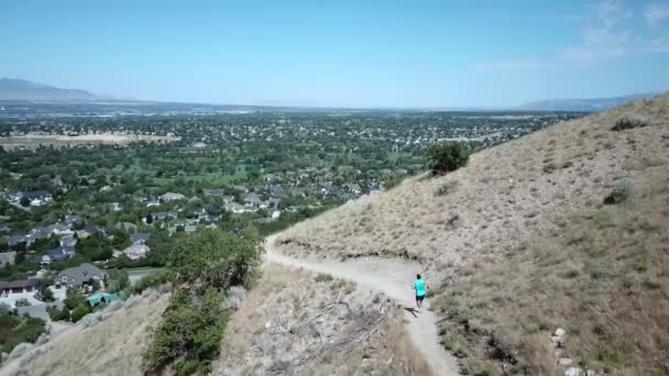 Drone Shot Mengikuti Seorang Pria Aktif Berlari Jalur Gunung Luar — Stok Video