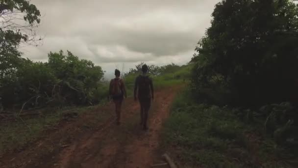 Hombre Mujeres Haciendo Senderismo Costa Rica Largo Una Cadena Montañosa — Vídeo de stock