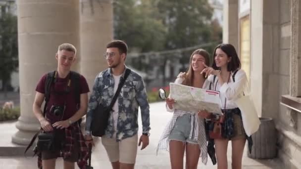 Jovem Grupo Amigos Explorando Europa Juntos Cena Conceito Viagem — Vídeo de Stock